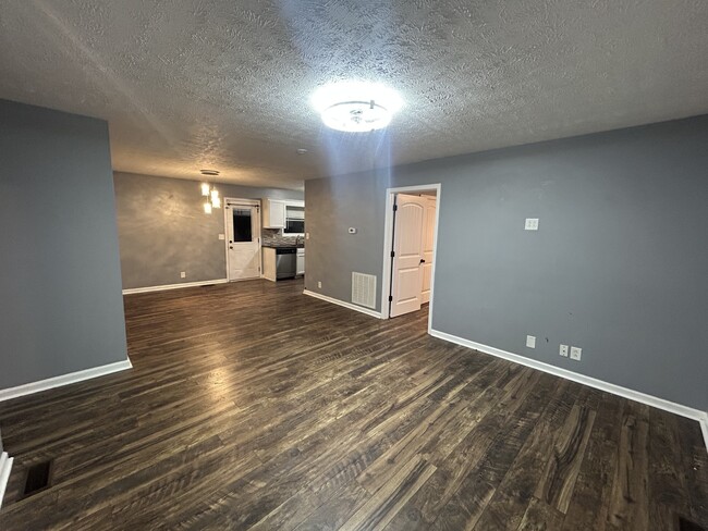 Photo - 573 Somerset Ln