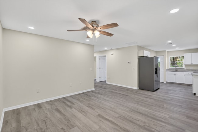 Photo - 916 23rd St E