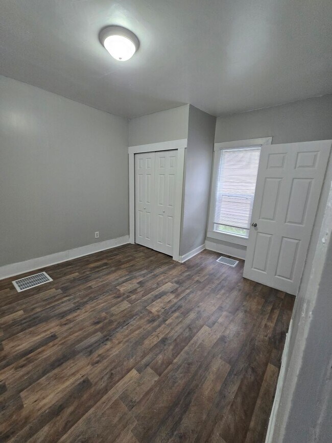 Building Photo - 2207 S Walnut St Unit 2