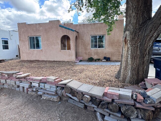 Photo - 2 Bedroom, 1 Bathroom Home near Nob Hill/UNM/UNMH