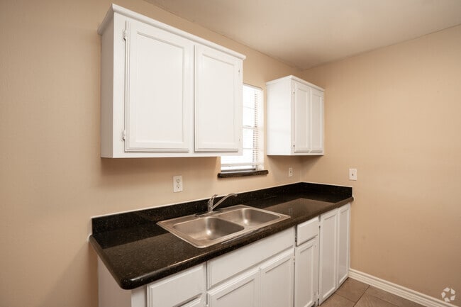2BR, 1BA - 625SF - Kitchen