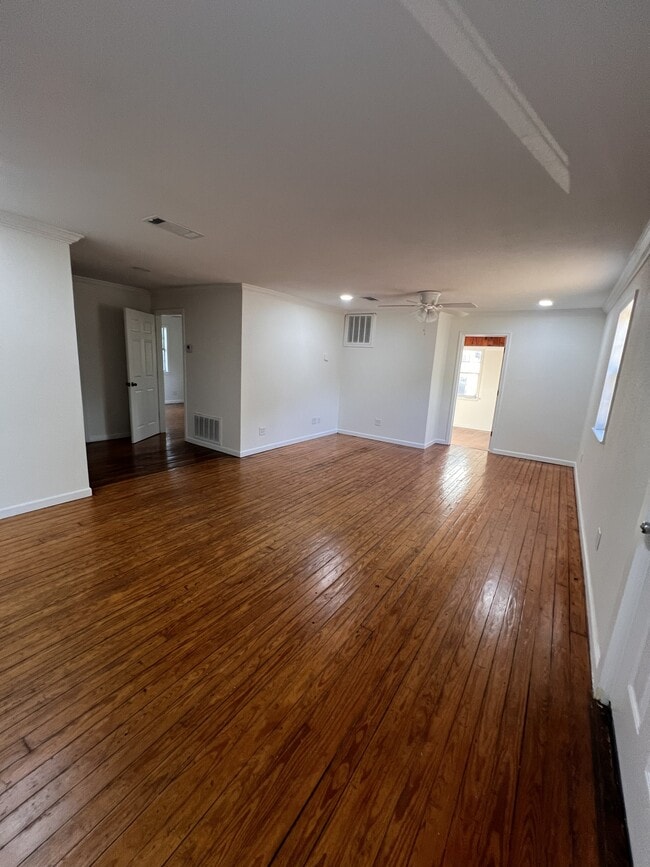 211 W Plum St