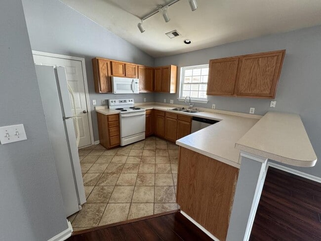 Photo - 884 Silvercrest Dr