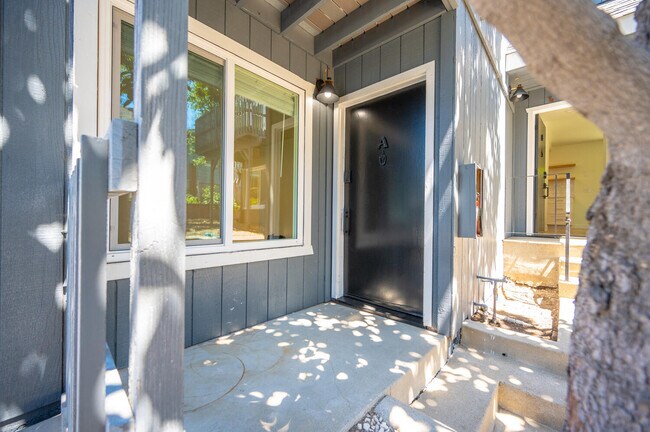 Front Entry - 680 Morro St Unidad A