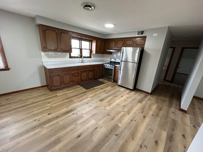 Building Photo - 105 E 24th St Unit 2