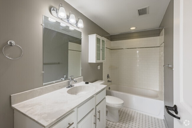 1BR, 1BA, Baño