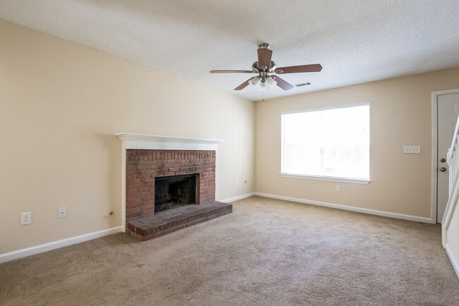 Photo - 134 Summer Crest Pl SW