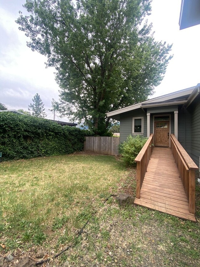 Building Photo - 1 bedroom 1 Bath in Bingen, WA