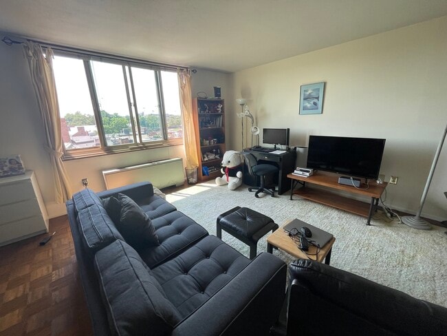 Building Photo - 1 E University Pky Unit 808