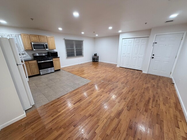 Building Photo - 118 Bergen Blvd Unit APT 3C