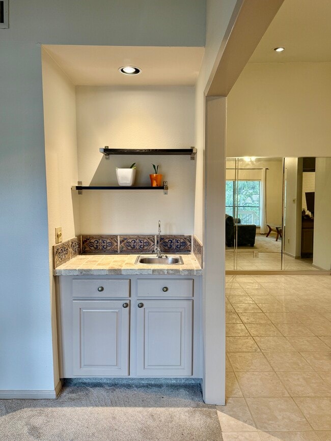 Photo - 2001 Bering Dr Unit 4A