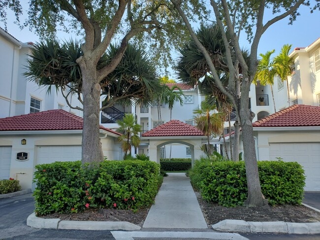 Condo complex - 3245 NE 184th St Unit #13312