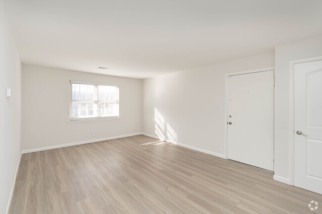 2BR 1BA 890SF