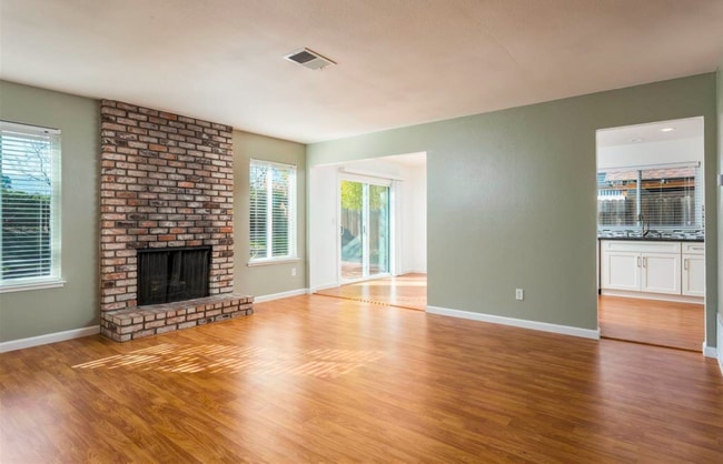 Photo - Beautiful 3 Bedroom Home Located in the City of Pittsburg.