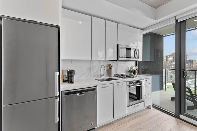 Photo - 458 Richmond St W