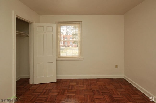 Bedroom - Larchmont Apartments