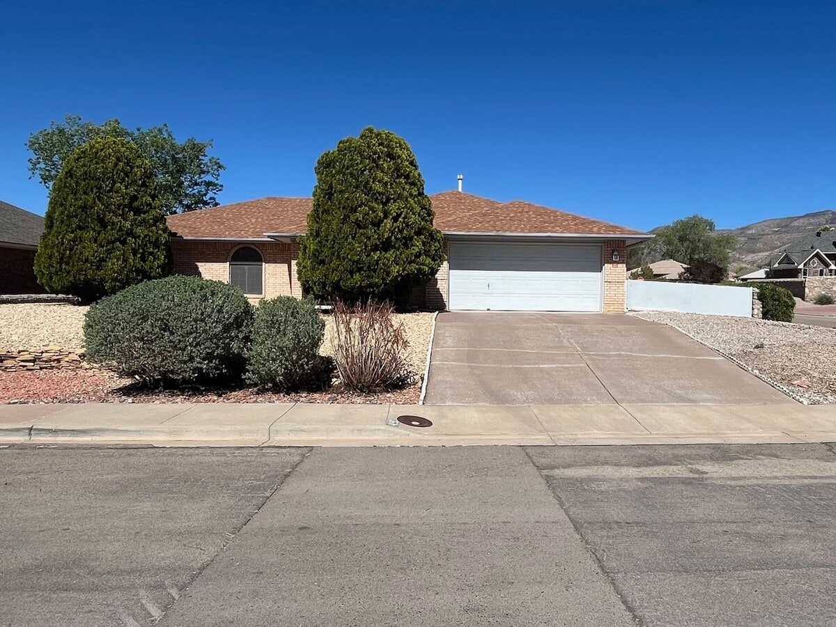 3 Bedroom, 2 bath on Corner Lot near Golf Course - 3 Bedroom, 2 bath on Corner Lot near Golf Course