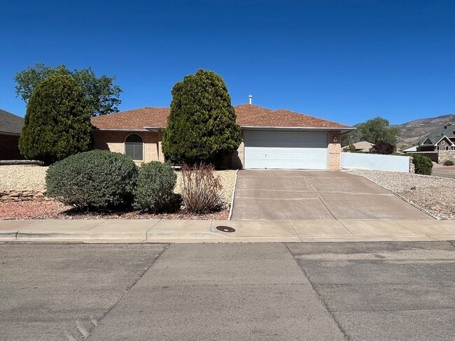 Building Photo - 3 Bedroom, 2 bath on Corner Lot near Golf Course