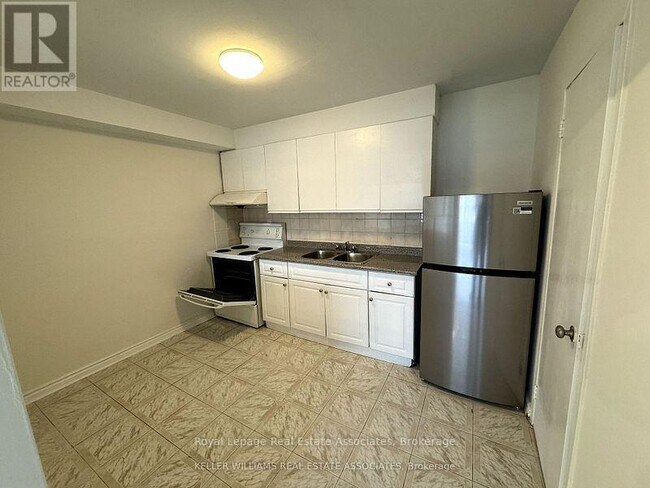 Photo - 3071 Hurontario St