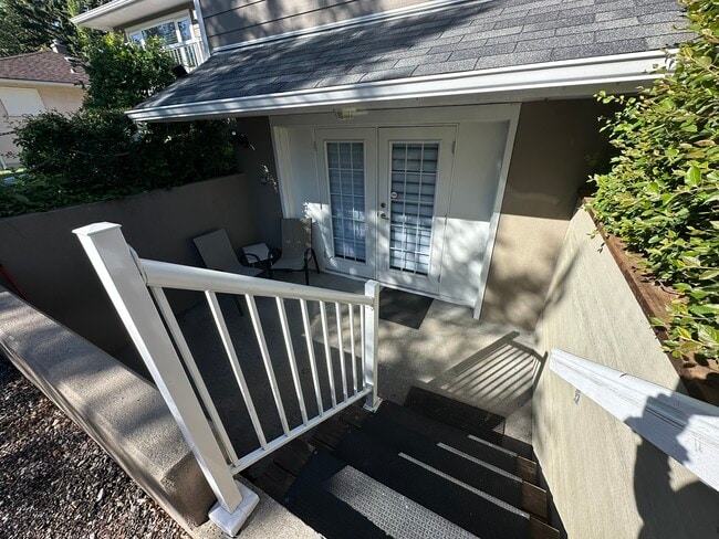 Photo - Quaint Little Unit - Perfect for a student or perfect for an Office (IP053B)