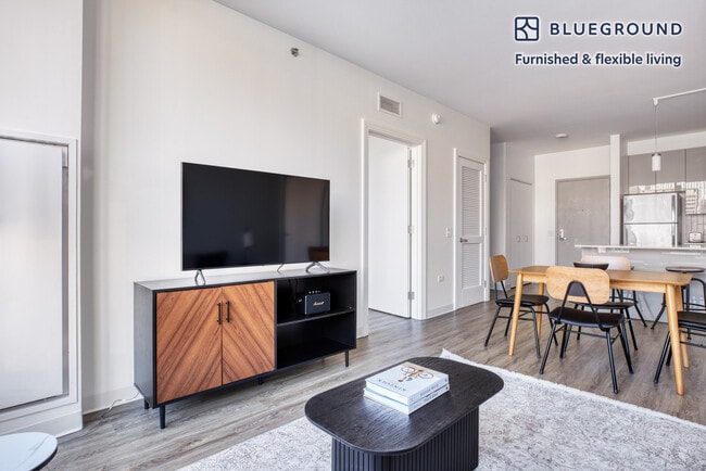 Photo - 808 W Van Buren St Unidad FL11-ID561