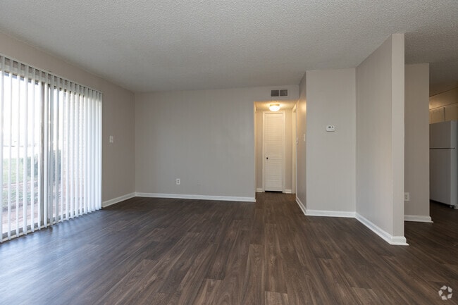 1BR, 1BA - 841SF - Living Room