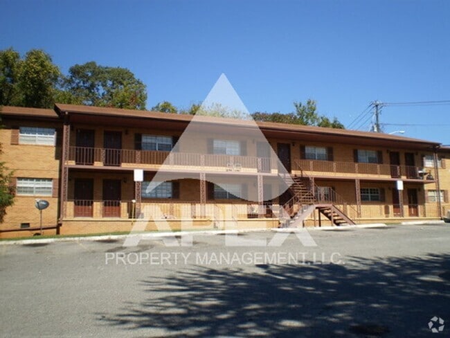 Building Photo - Spacious Ground Floor 2 Bd - 1Ba Apartment... Unit # 13