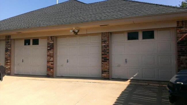 Building Photo - 3 car garage, corner lot, huge living with fireplace and covered patio in Moore School district