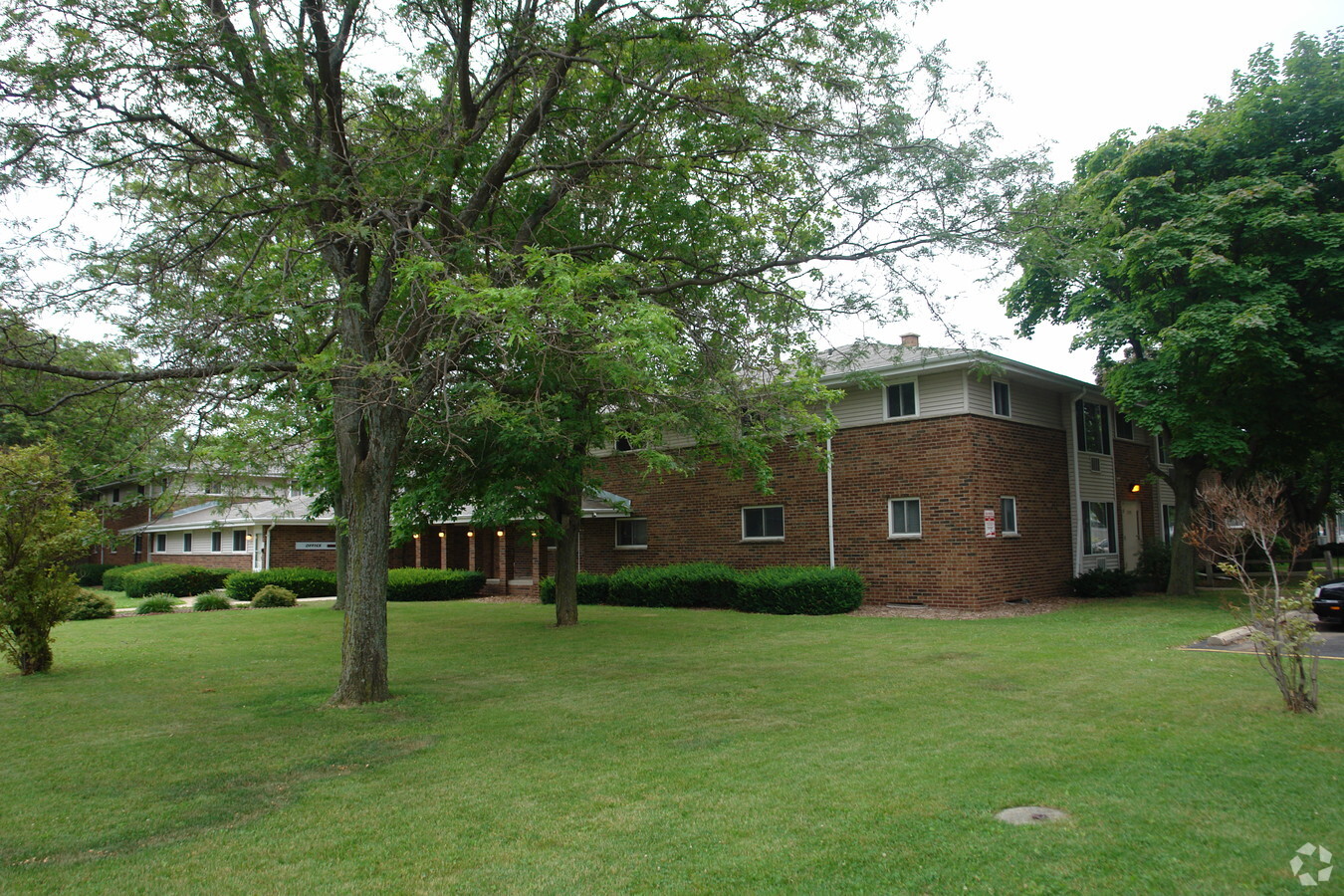 Ashwaubenon Village Apartments - Ashwaubenon Village Apartments