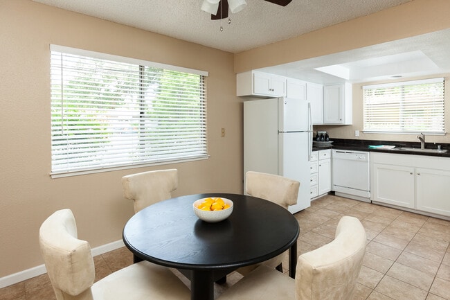 Photo - Campus Court Apartments