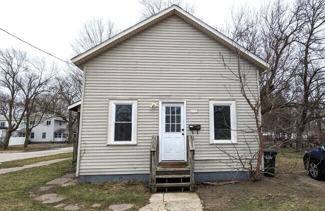 1112 Maple St, 2 bedroom house - 1112 Maple St, 2 bedroom house