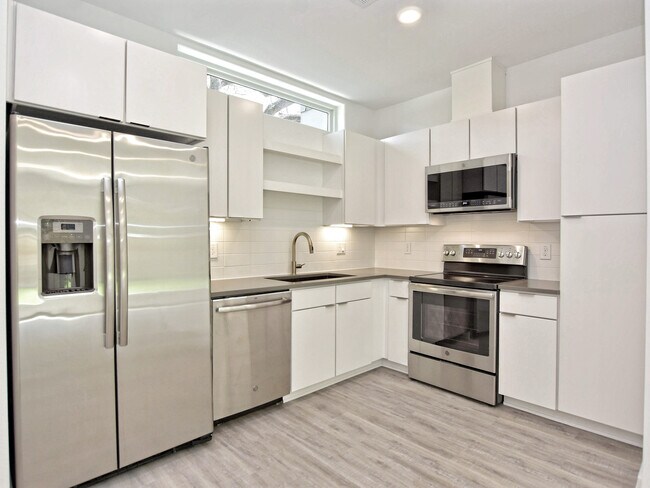 Kitchen - 5924 S Congress Ave Unidad 85