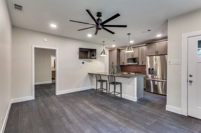 Building Photo - 2823 W Cantey St