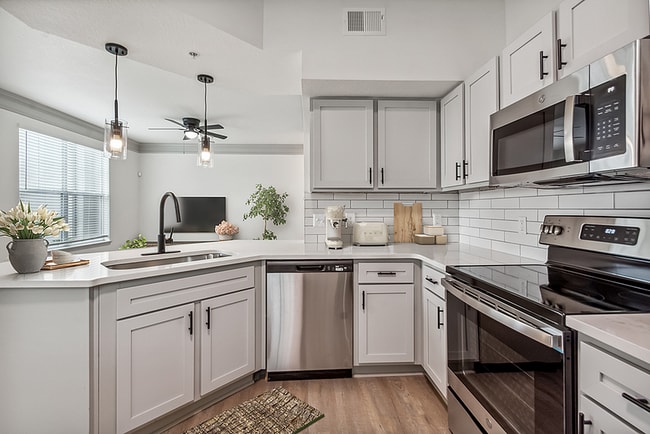 1x1 877 sqft A4U - Kitchen_004