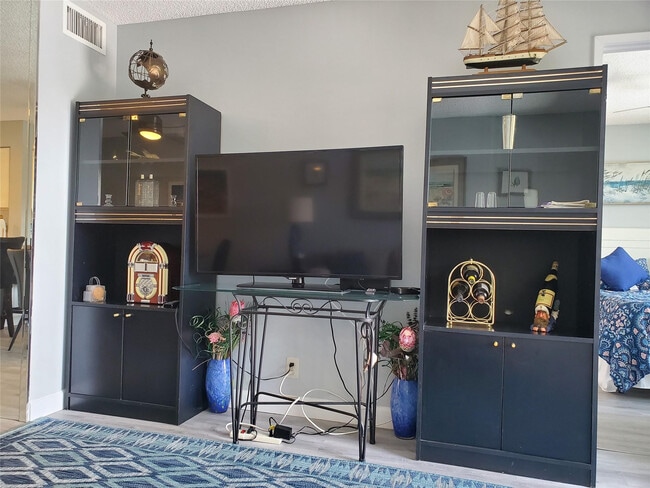 Photo - 2220 N Cypress Bend Dr Unit 405