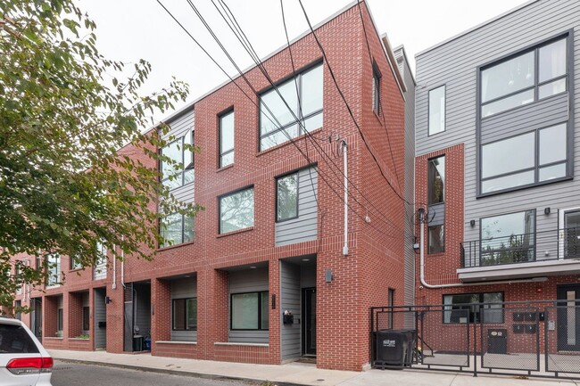 Building Photo - 2219 Hope St