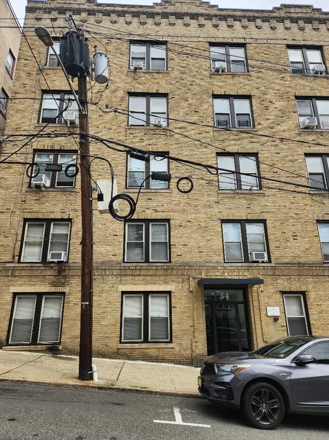Building Photo - 34 74th St Unit E1
