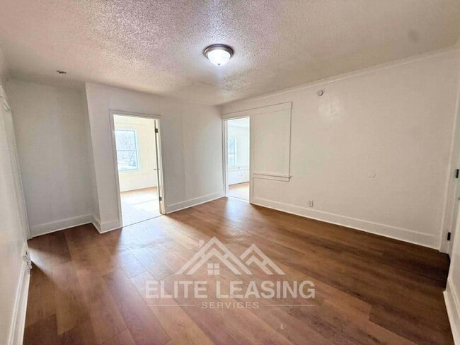 Building Photo - 1438 SW Van Buren St Unit 2