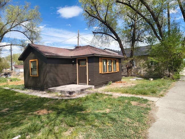 Building Photo - Renovated 3 bed 1 bath fenced yard and storage shed