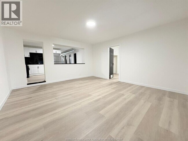 Photo - 1370 Wyandotte St E