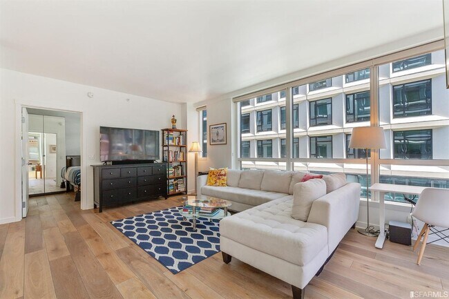 Photo - 1688 Pine St Unidad W805