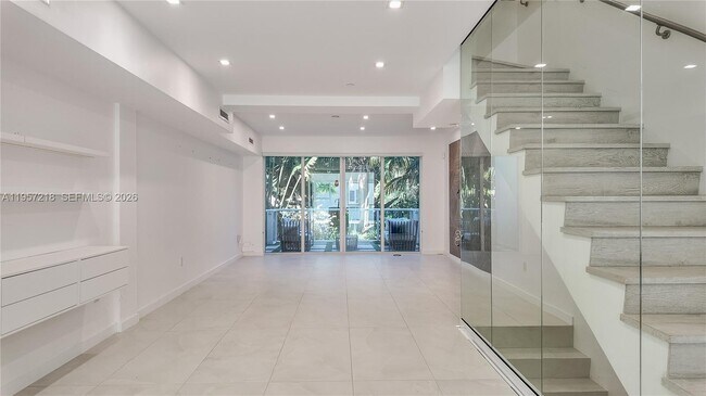 Photo - 455 NE 39th St