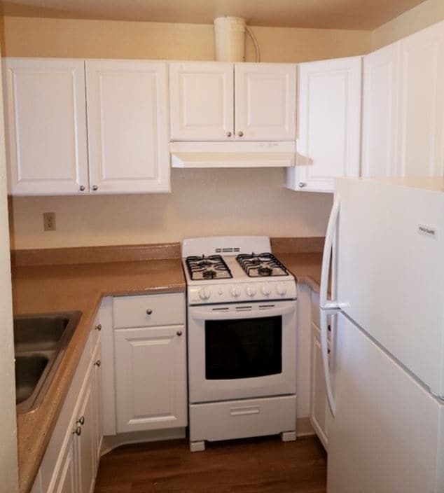 Photo - Lakeshore Villa Apartments