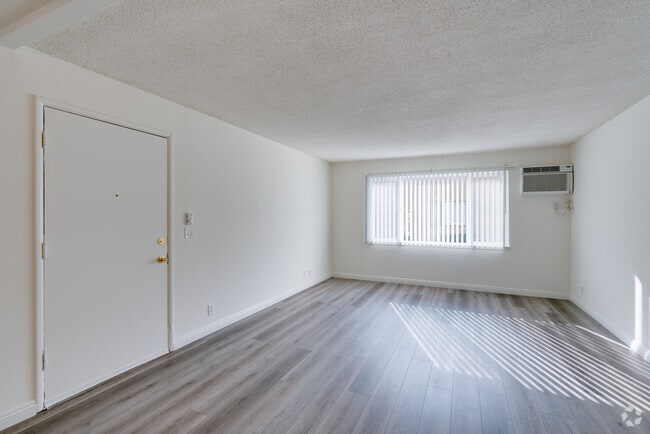 2BR, 1BA - 800SF