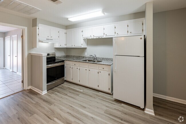 1BR, 1BA - 550 SF - Kitchen
