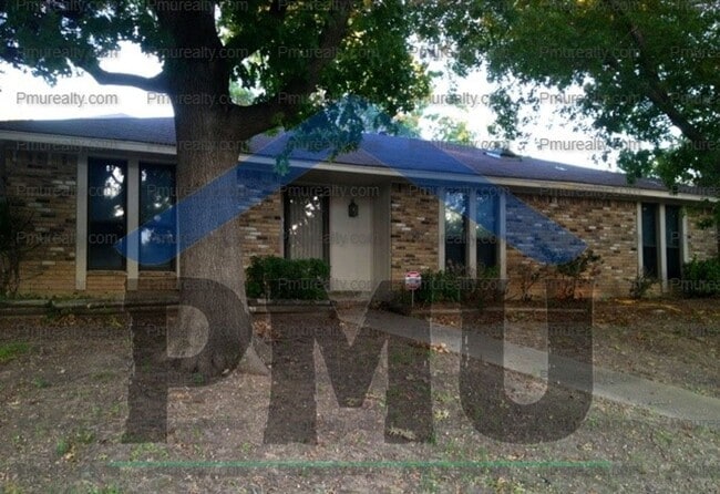 Building Photo - AVAILABLE NOW!!! Beautiful 3/2/2 house loc...