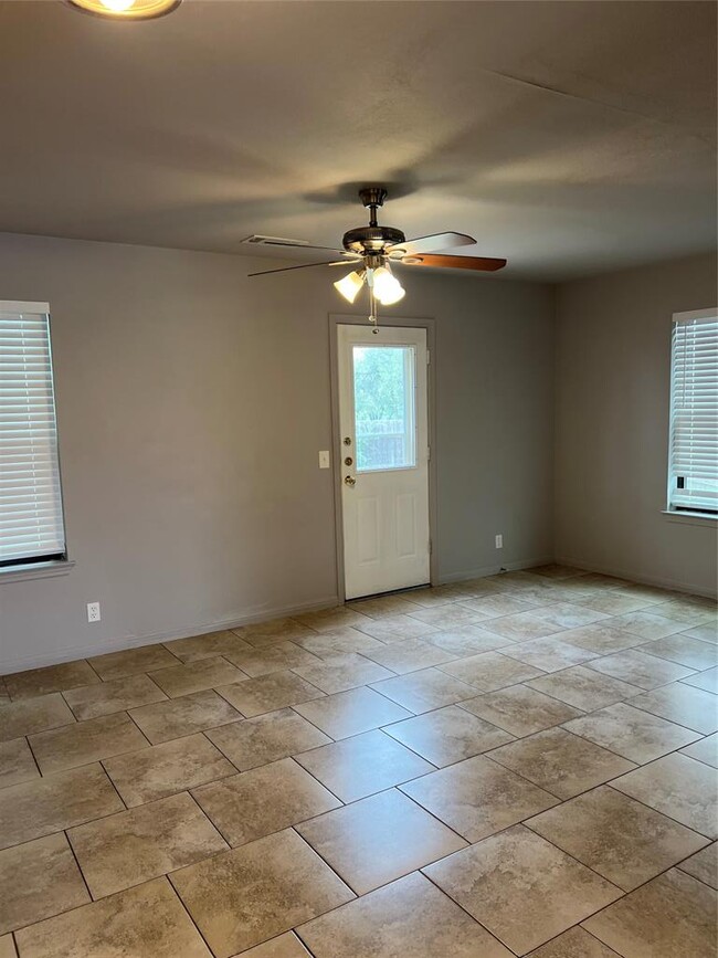 Photo - 1036 Drover's Cove