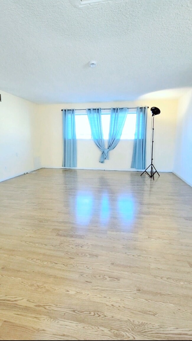 Main entrance view - 2239 N Frederic St Unit 2nd story Light n Bright