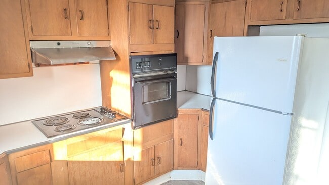 Photo - Spacious 3 BR on quiet Columbia street! Unit Apt 2