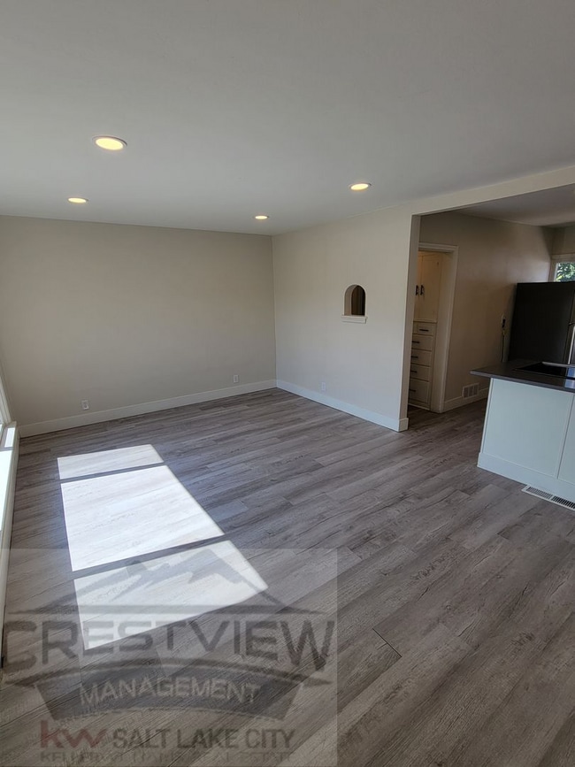 Photo - Theall Triplex Unit 986